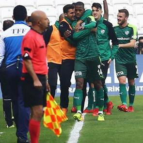 Bursaspor'un zirve tırmanışı s&uuml;r&uuml;yor!