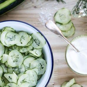 G&ouml;z makyajınızı temizleyen salatalık s&uuml;t&uuml; tarifi