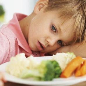 &Ccedil;ocuklara zorla yemek yedirmek doğru mu?