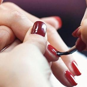 Uzun s&uuml;re kalıcı ve en iyi kırmızı ojeler