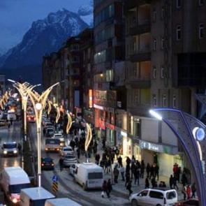 Kayyum Hakkari'yi Paris yaptı