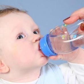 Bebeklere su verilmeli mi?