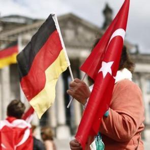 Almanya'da y&uuml;r&uuml;rl&uuml;kte! Bunu yapan T&uuml;rkler yandı