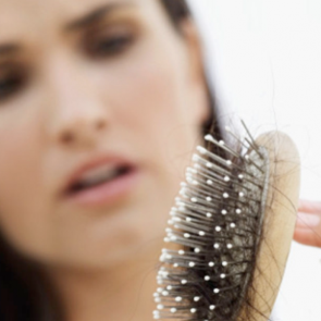 Sa&ccedil; d&ouml;k&uuml;lmesinin nedenleri nelerdir? Sa&ccedil; spreylerindeki tehlike!