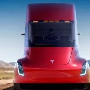 S&uuml;per kamyon yola &ccedil;ıktı, g&ouml;renleri şaşırttı