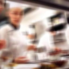 Arkadaşlarına 'yalaka' dedi kapı &ouml;n&uuml;ne konuldu