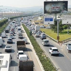 Başkent'te d&ouml;rt kişiye bir otomobil