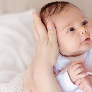 Bebeklerin g&ouml;zleri neden kızarır, ne yapılmalı?