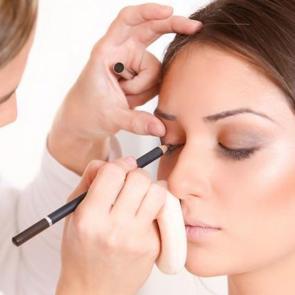 10 dakikada  makyaj nasıl yapılır?