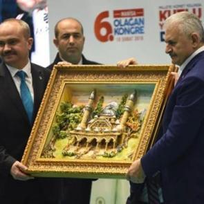 Devlet b&uuml;y&uuml;klerinin hediyelerini o yapıyor