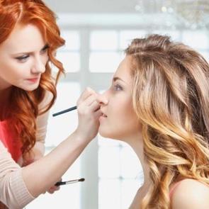 G&ouml;z şekline g&ouml;re eyeliner s&uuml;rme rehberi