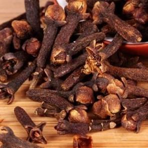Karanfilin sa&ccedil;a faydaları nelerdir?