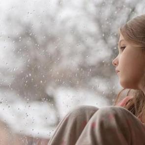 Evde tek kalmaktan korkan &ccedil;ocuklara ne yapılmalı?