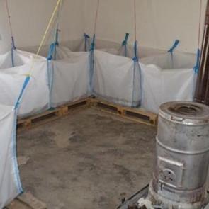 Evinin bir odasında yetiştiriyor