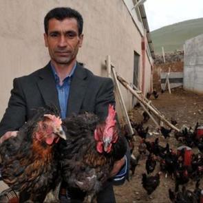 Kurduğu &ccedil;iftlikte siparişlere yetişemiyor