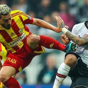 Beşiktaş'ta kırmızı kart isyanı! U&ccedil;an tekme...