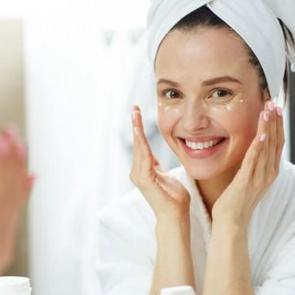 G&ouml;z kremi nasıl s&uuml;r&uuml;lmeli?