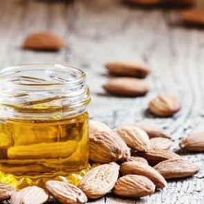 G&ouml;z makyajını temizlemek i&ccedil;in doğal y&ouml;ntem! Tatlı badem yağının faydaları