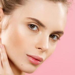 Hayali makyaj nasıl yapılır? Doğal ve ışıltılı g&ouml;r&uuml;n&uuml;m i&ccedil;in...