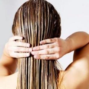 Kuru ve yıpranmış sa&ccedil;lar i&ccedil;in doğal maske