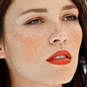 Doğal g&ouml;r&uuml;n&uuml;ml&uuml; &ccedil;il makyaj nasıl yapılır?