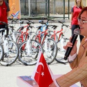 Başkan Şahin birincileri bisikletle &ouml;d&uuml;llendirdi