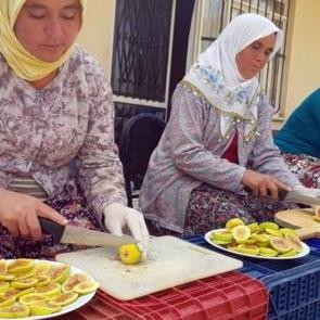 Yeğenleri i&ccedil;in &uuml;retti şimdi d&uuml;nyaya satıyor