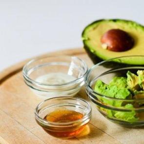 Kuru ve mat sa&ccedil;lar i&ccedil;in avokado maskesi