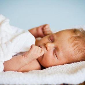 Anne s&uuml;t&uuml; sarılığı neden olur?