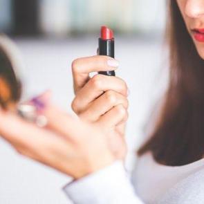 G&uuml;nl&uuml;k kullanıma uygun rujlar