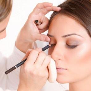 Gen&ccedil; g&ouml;steren makyaj t&uuml;yoları