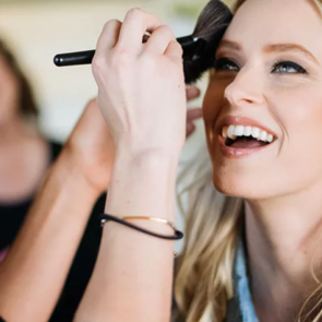 Sa&ccedil; rengine uygun makyaj t&uuml;yoları