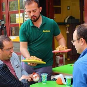 Takım elbisesini &ccedil;ıkardı, bu işe girdi! 