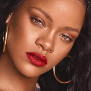 Rihanna mahkemelik olduğu koronavir&uuml;se yakalanan babasına yardım eli uzattı