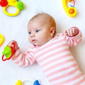 Bebeklerin ilk yaş oyuncakları neler olmalı?