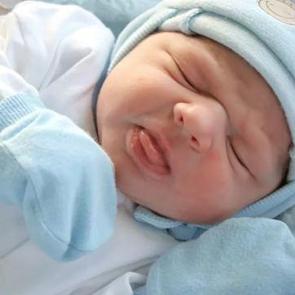 Yeni doğan bebeklere şapka ve eldiven giydirilmeli mi?