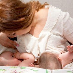 İkiz bebekler nasıl emzirilmeli? İkiz bebekler i&ccedil;in emzirme pozisyonları