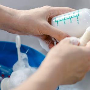 Biberon temizliği en iyi nasıl yapılır? Sirke ve karbonatla en hijyenik yıkama y&ouml;ntemi