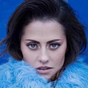 Derya Uluğ'dan evlilik haberi geldi!