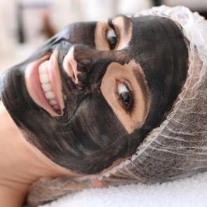 K&ouml;m&uuml;r maskesinin cilde faydaları nelerdir? K&ouml;m&uuml;r maskesi nasıl yapılır?