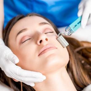 Dermapen nasıl uygulanır? Ka&ccedil; seans s&uuml;rer?