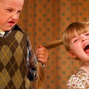 Kardeşini kıskanan &ccedil;ocuğa nasıl davranılmalı?