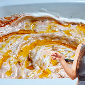 G&ouml;bek eritmek i&ccedil;in pul biberli yoğurt tarifi