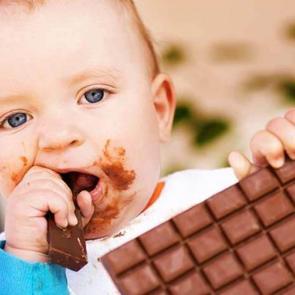 Bebekler &ccedil;ikolata yiyebilir mi? Bebekler i&ccedil;in &ccedil;ikolatalı s&uuml;t tarifi