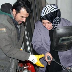 İş&ccedil;i olarak girdiği at&ouml;lyeyi satın alıp fabrikaya d&ouml;n&uuml;şt&uuml;rd&uuml;