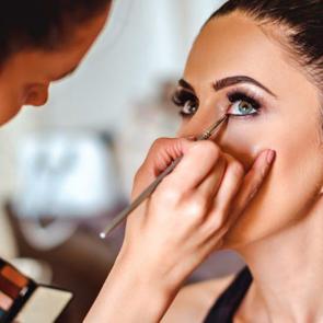 G&ouml;sterişli makyajın p&uuml;f noktaları