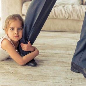 Kız &ccedil;ocukları neden babalarına d&uuml;şk&uuml;n olur?