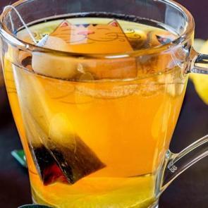 Kolay zayıflatan yeşil &ccedil;ay ve maden suyu karışımı