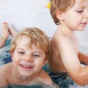 B&uuml;y&uuml;k &ccedil;ocuğa banyo nasıl  yaptırılmalı? 