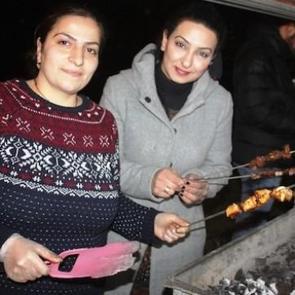 G&uuml;nd&uuml;z ev kadını gece iş kadını